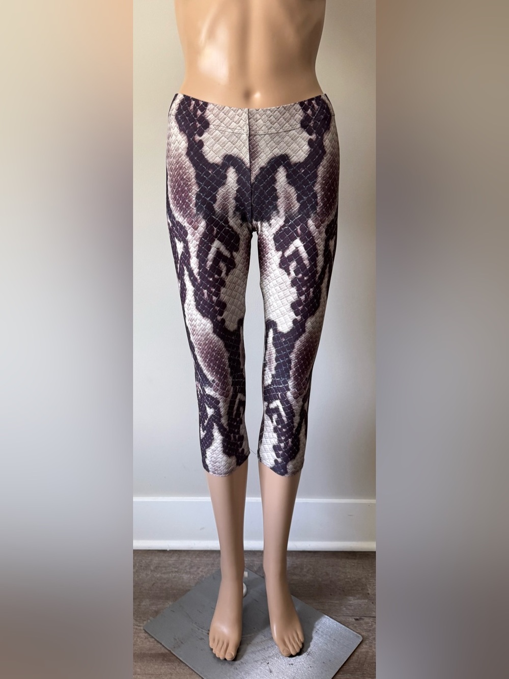 Snake-Print Capri Leggings in Brown, Beige & Purple